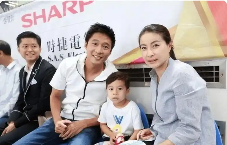 霍启山带霍启刚子女游玩,叔侄四人同框合影,丝毫不受争产事件影响