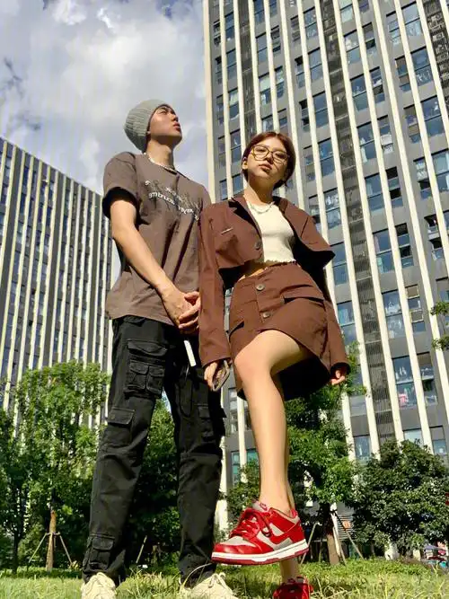 情侣穿搭190160拍照就是比谁拽