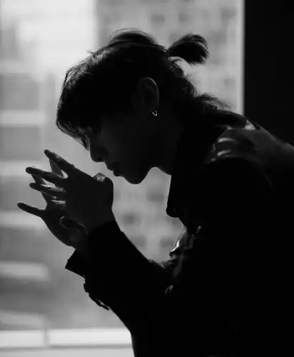 在活动现场,华晨宇穿着一身黑色修身西装,罕见的扎起了小辫子,额前留