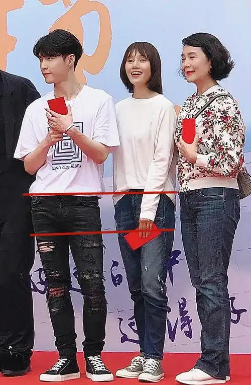 张艺兴身高176站在168的袁泉旁边腿长却一样