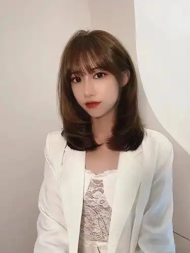 2020秋天流行烫减龄"内扣"卷_发型