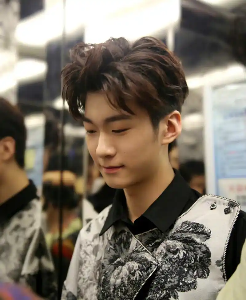 张亮儿子张天天15岁近照,15岁的张天天话剧巡演近照,久未露面的他感觉