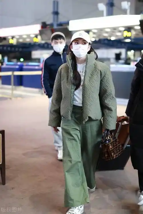 2021年12月29日,北京,宋祖儿机场街拍.