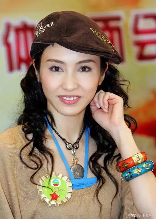 黎姿的婚姻:与大15岁残疾富豪的家庭,3人残疾的困境与辛酸故事