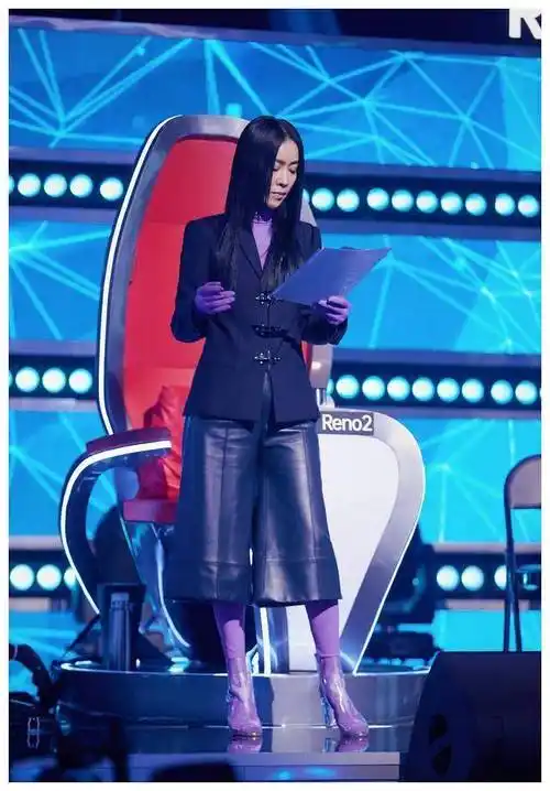 这次那英真高调,亮片衫配不规则半裙,脚踩过膝长靴身材哪像52岁_黑色