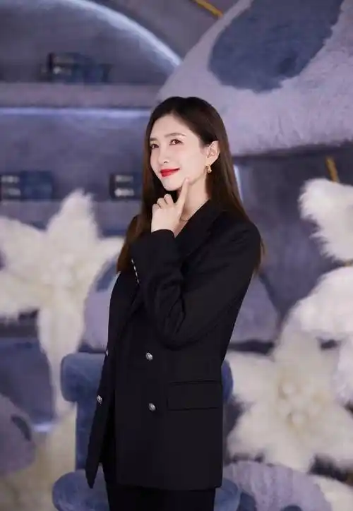 江疏影穿黑色西装配微喇长裤拍写真,知性大方,女神范儿十足