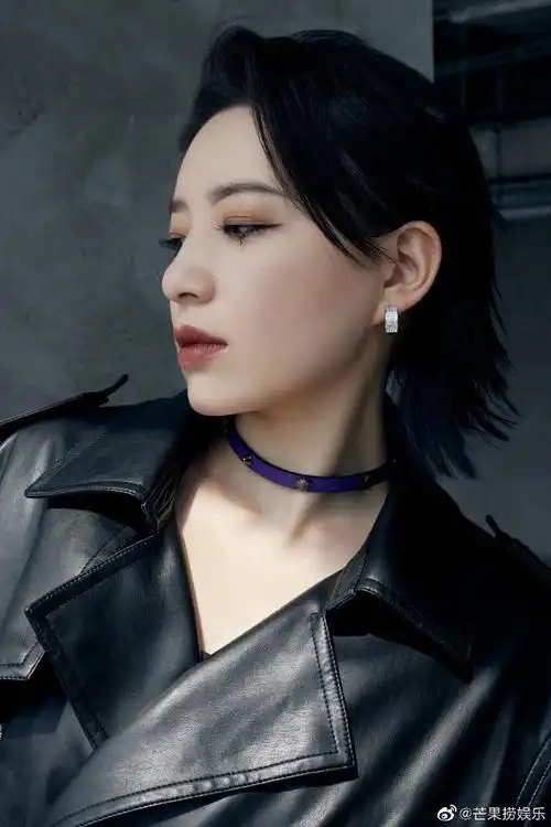 李斯丹妮舞台上演惊险追逐##李斯丹妮露脐抹胸跳爵士