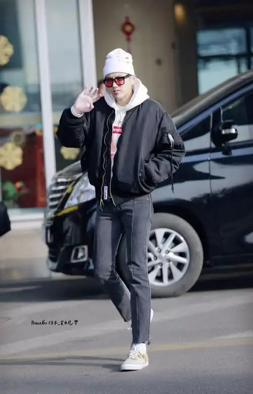 就在大家今年的最后一个工作日,wuli凡先生吴亦凡现身北京机场,一身