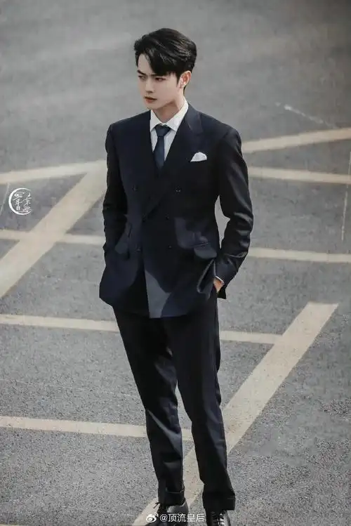 就许凯这硬件条件,他可以是高干文男主赛道,也可以是小奶狗/小狼狗