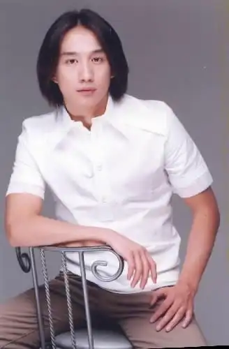 看着黄磊这妩媚的长发扮相,很快就有网友去扒他年轻时的模样.