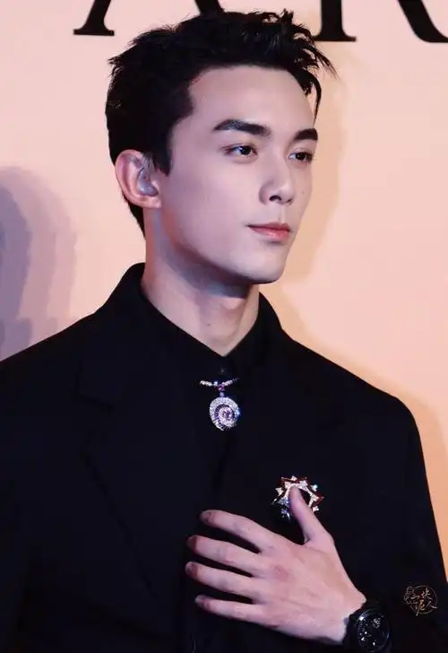 240124吴磊新照引发网上热议粉丝爱意满满称赞绝帅