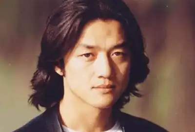 48岁李亚鹏旧照年轻时颜值不输小鲜肉怪不得当年王菲会嫁他