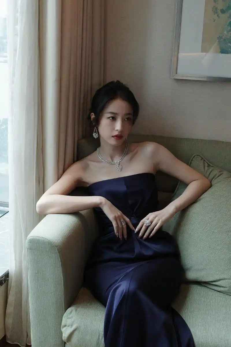 周雨彤蓝色抹胸连衣裙性感写真