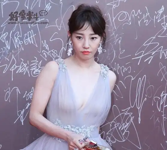 白百何透视裙装太性感傲人双峰忽隐忽现好不诱惑