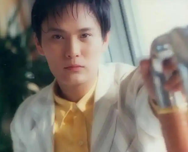 回顾张信哲56岁仍单身唱了半生情歌的他竟只有一个过去