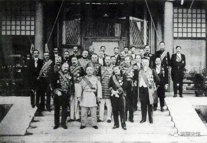 (1913年10月10日,袁世凯在北京就任正式大总统后与各国使节合影)