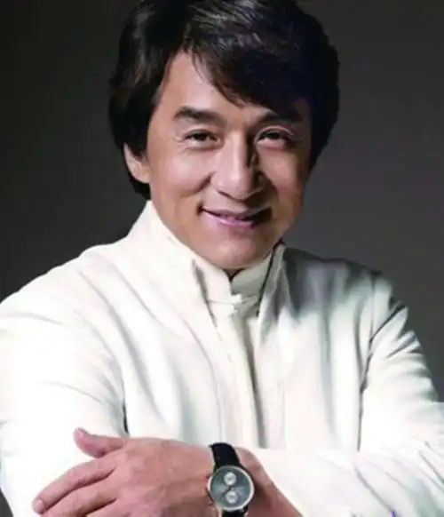 成龙找他合作遭多次拒绝,身价60亿喜欢坐公交,裸捐56亿引质疑!