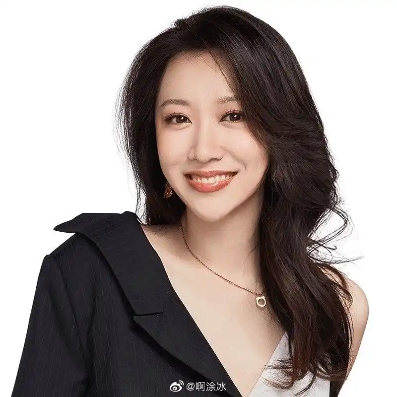 这位美貌洋气才华横溢的主持新秀嘎嘎周彤 ,好好加油冲鸭今晚看!