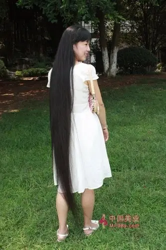 中国美业 长发 交易 >> 正文     这是一位很漂亮的姑娘的好发,剪下总