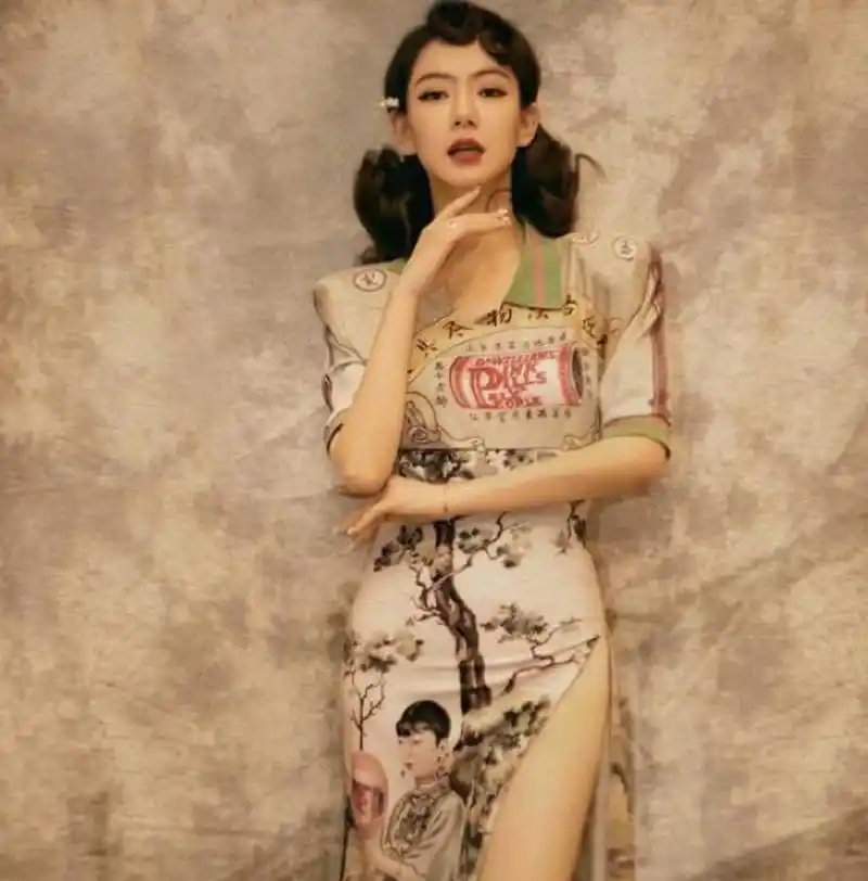 戚薇身穿旗袍复古优雅,大秀身材的性感曲线.#明星娱乐热点