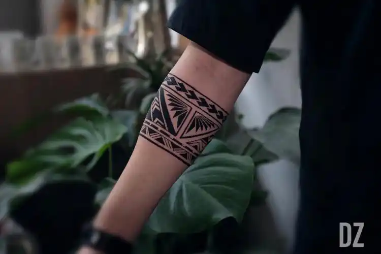 130认证纹身师彫執作品图腾臂环设计,扎实的黑～#武汉纹身  #武汉纹身