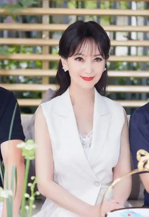赵雅芝不愧是不老女神,低胸背心外搭西装很优雅,肤色白皙似少女