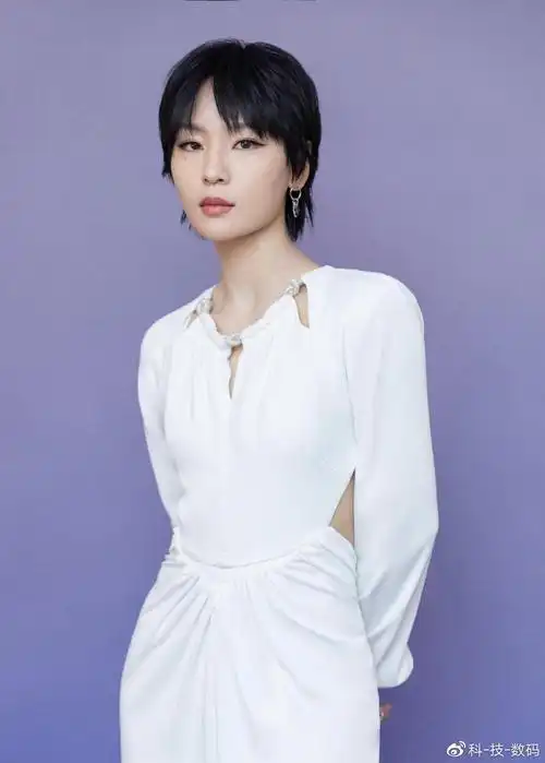 周笔畅真能藏白色露背裙一改低调风格原来这么有料