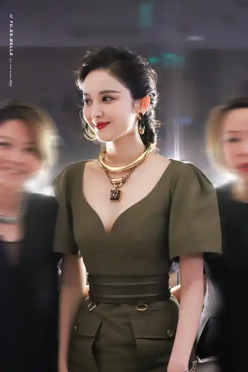 古力娜扎超话78#娜扎军绿高腰裙#78#alexandermcqueen大中华区