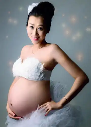 陈浩民美艳娇妻第3胎生产在即 晒性感大肚照