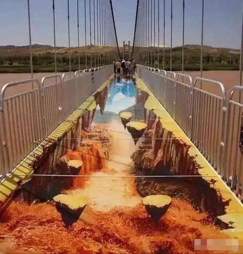 女子走玻璃栈道吓到尿失禁,被工作人员要求"罚款5万",大家怎么看_网易