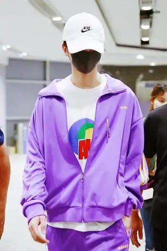 蔡徐坤紫色运动装现身香港 走路带风潮范儿十足