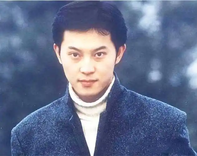 本来没人放在心上,可当网友真的扒出沙溢年轻时的照片,网友一时间愣住