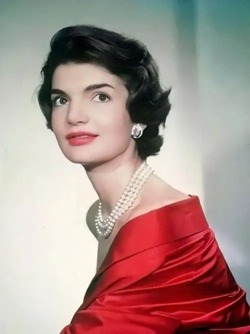 肯尼迪死后杰奎琳和小叔眉来眼去与马龙白兰度激情两夜