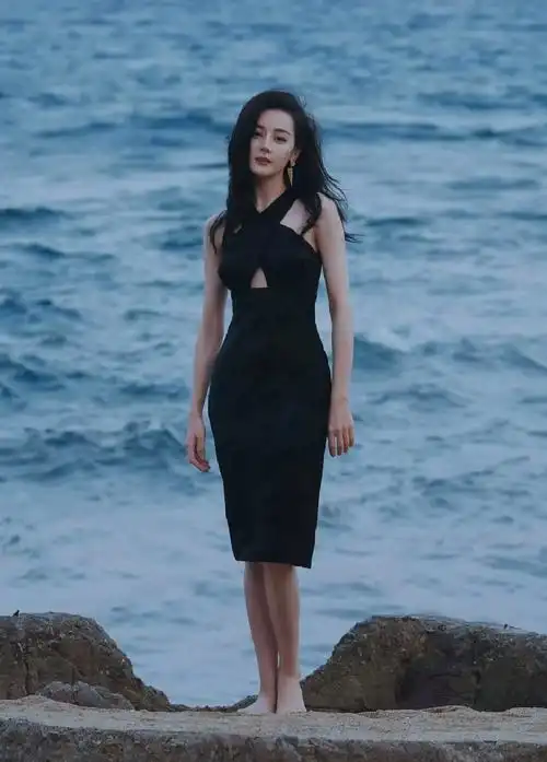 迪丽热巴的一组海边大片,风中凌乱的长发,真的太有意境了  作为92年