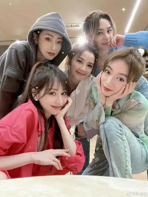 《乘风破浪》阿sa发文晒五人合照,网友:终于看到王心凌的右脸了