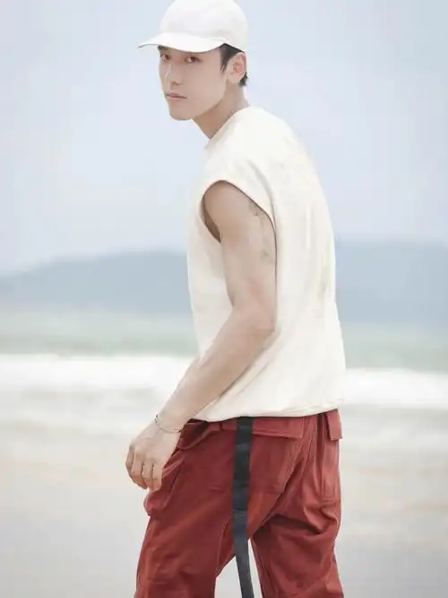 这是王子异参加哎呀好身材的一组照片,好喜欢这样干净清爽有点幼的