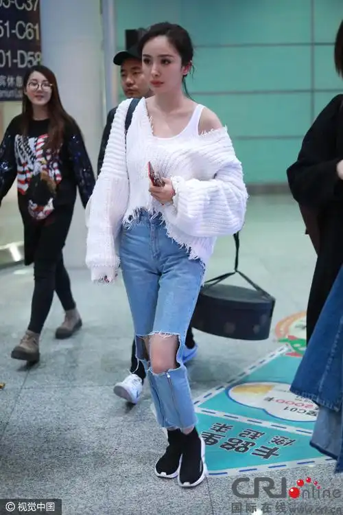 杨幂机场宽松毛衣 破洞牛仔 梳歪辫少女力爆表