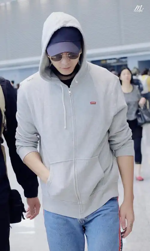 今日机场照发送 陈伟霆结束上海出差行程启程返京