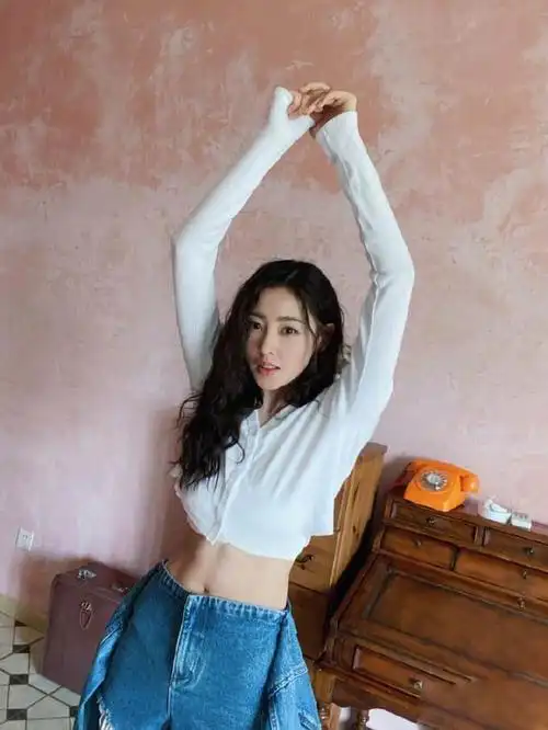 张天爱晒照秀运动成果,穿露脐装尽显腹部曲线,短裙更抢镜