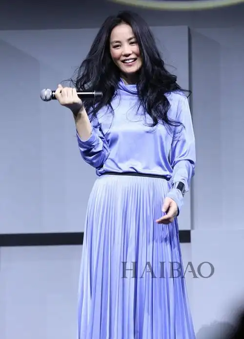 王菲亮相"王菲幻乐一场2016"演唱会发布会,穿celine早春系列百褶裙