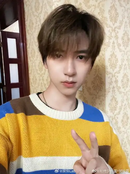 快乐#丨#贺峻霖二十岁生日快乐#  祝@时代少年团-贺峻霖生日快乐呀!