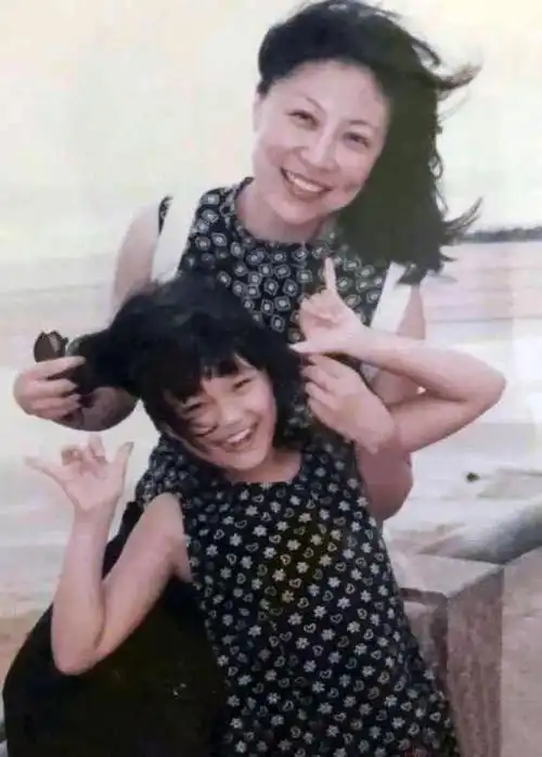 她闯过命运的三重夹击,与演员女儿成