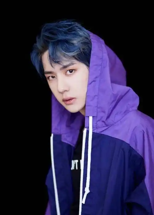 王一博出道五周年,粉丝深情献唱,王一博鞠躬比心!