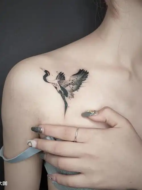 女生锁骨纹身仙鹤纹身