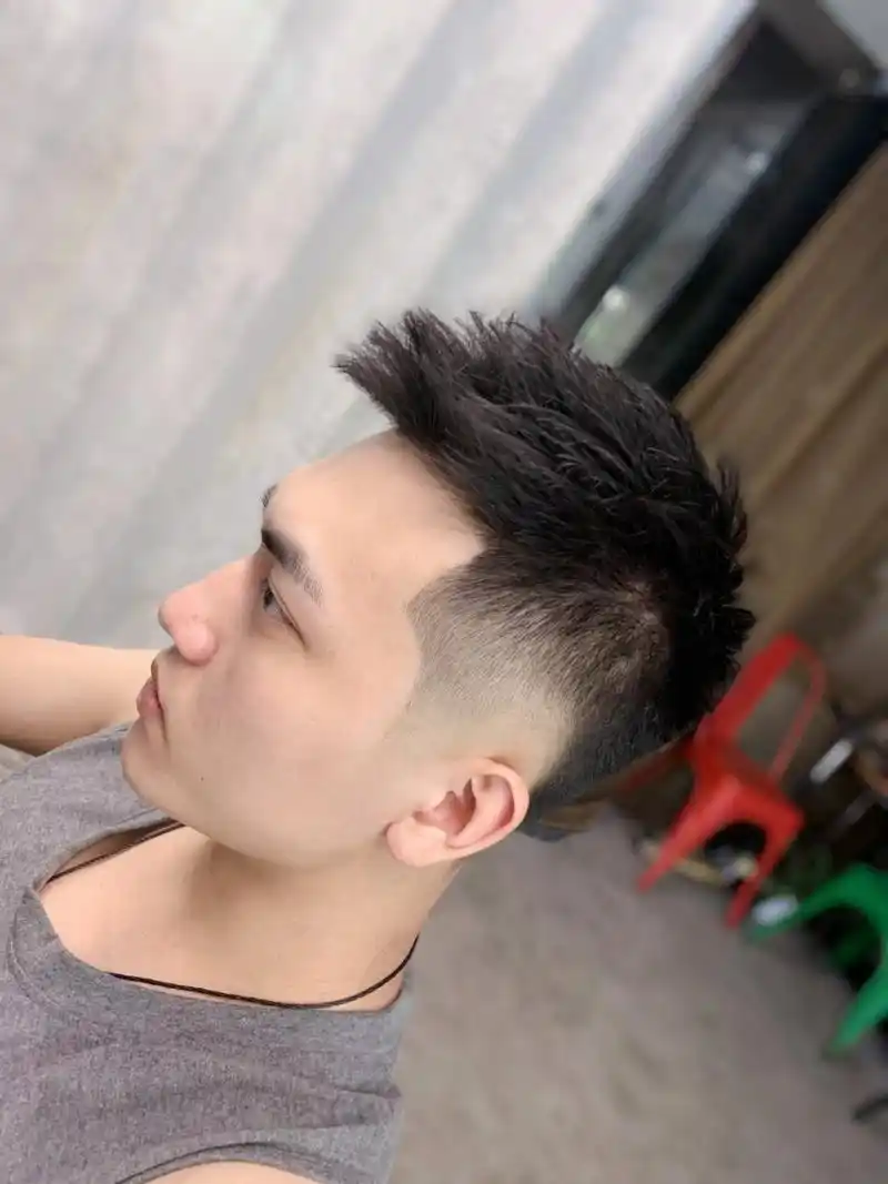 普通前刺vs美式前刺 兄弟们今天分享一款操作的前刺发型… 1,这款前刺