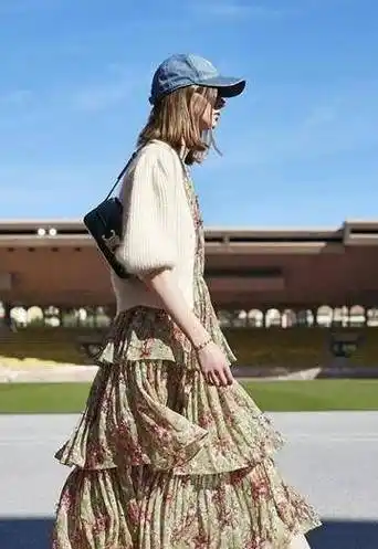 毛晓彤的机场穿搭火了,上身穿奶奶毛衣,下身配超短裙,太吸睛了_造型