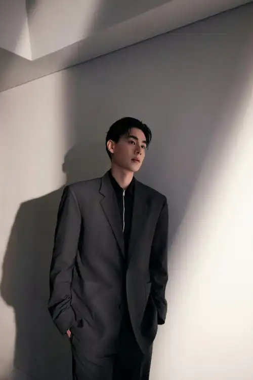 海报独家##胡一天黑色西装活动图