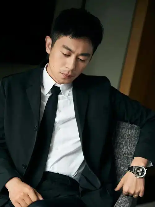 演员朱亚文:娶大1岁沈佳妮,当2个女儿的爸爸也幸福