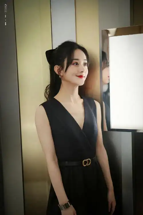 赵丽颖给生活比个耶##赵丽颖的黑色手套##赵丽颖的黑色手套