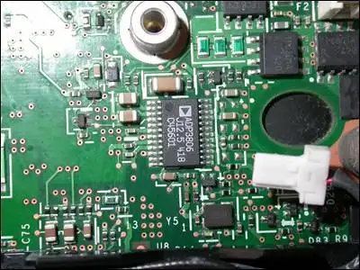 其中"电池管理芯片"安置于笔记本电脑内部,该芯片的寄存器里存储着该